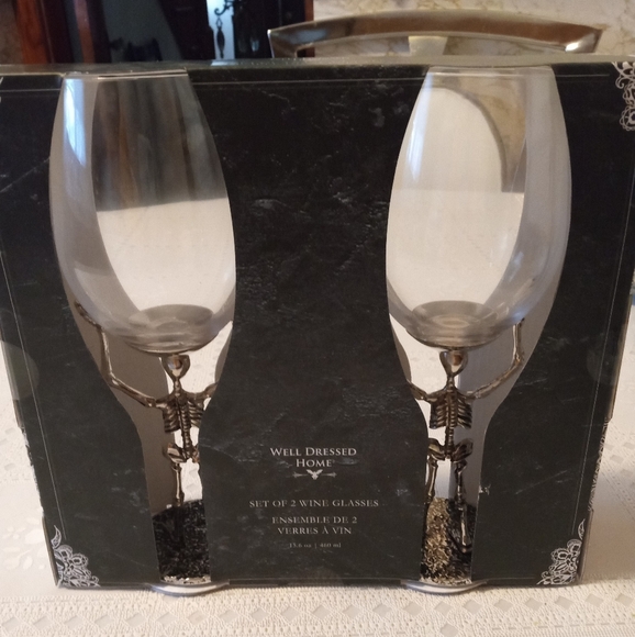 🆕 Well Dressed Home Set of 2 Wine Glasses, Halloween Skeleton Hand Wine Glasses - Picture 4 of 12